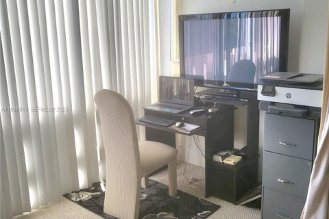 Condo in Hollywood, Florida, 1 bedroom № 1988251 - photo 11