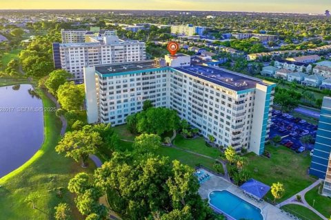 Condo in Hollywood, Florida, 1 bedroom № 1988251 - photo 1