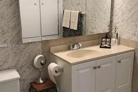 Condo in Hollywood, Florida, 1 bedroom № 1988251 - photo 12