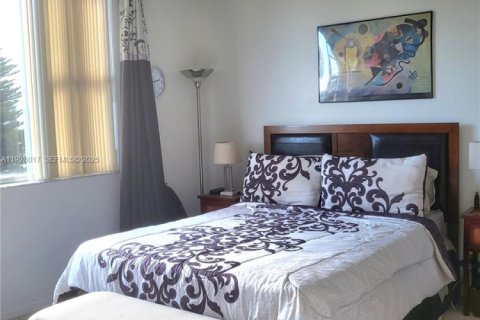 Condo in Hollywood, Florida, 1 bedroom № 1988251 - photo 13