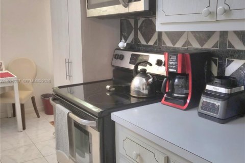 Condo in Hollywood, Florida, 1 bedroom № 1988251 - photo 7