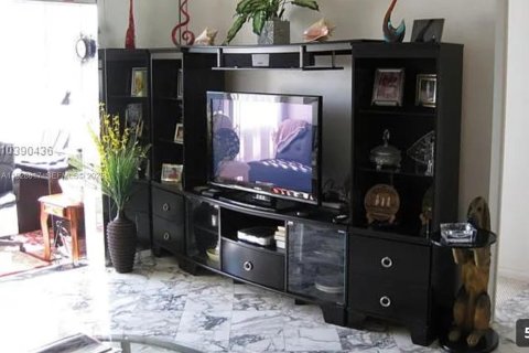 Condo in Hollywood, Florida, 1 bedroom № 1988251 - photo 8