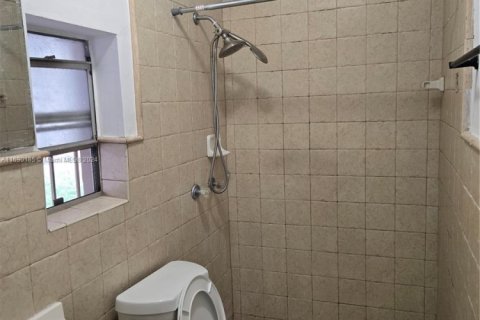 House in Hialeah, Florida 4 bedrooms, 194.82 sq.m. № 2012932 - photo 13