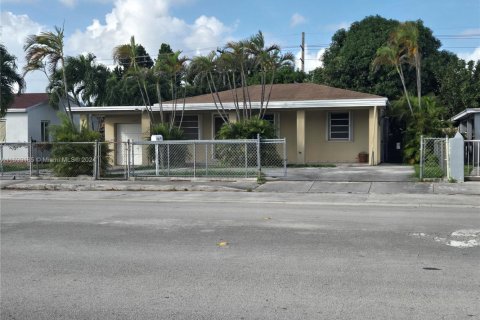 House in Hialeah, Florida 4 bedrooms, 194.82 sq.m. № 2012932 - photo 2