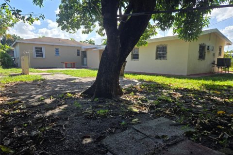 House in Hialeah, Florida 4 bedrooms, 194.82 sq.m. № 2012932 - photo 20