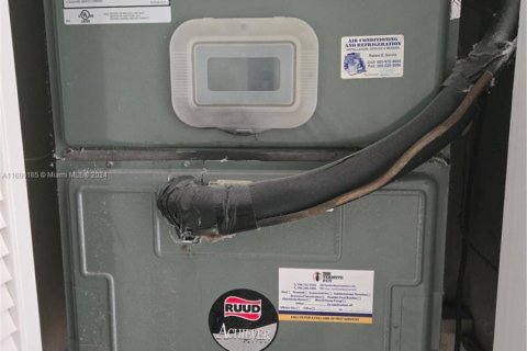 House in Hialeah, Florida 4 bedrooms, 194.82 sq.m. № 2012932 - photo 30