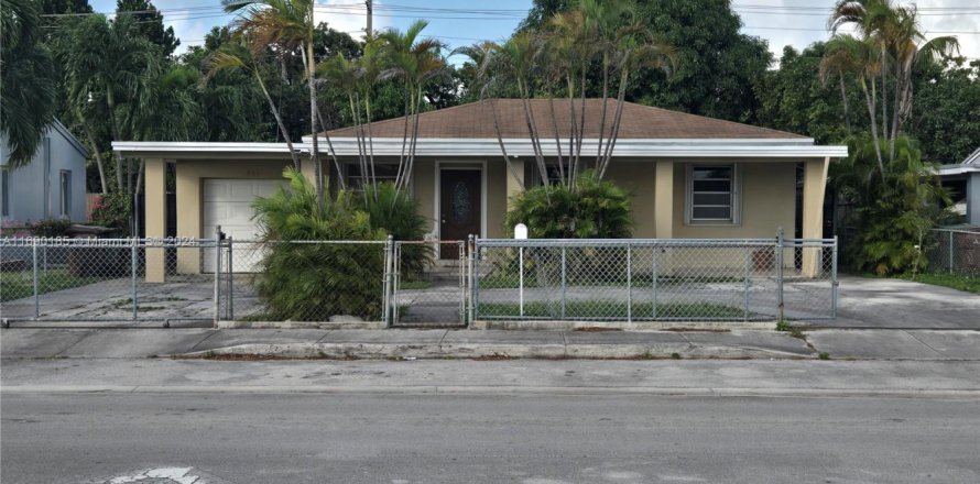 House in Hialeah, Florida 4 bedrooms, 194.82 sq.m. № 2012932