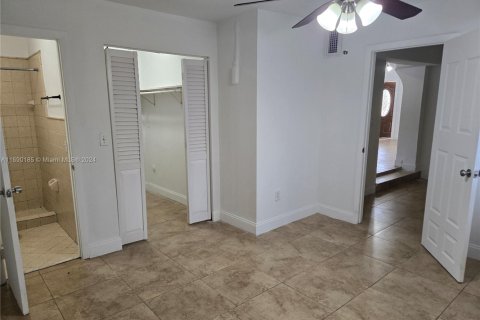 House in Hialeah, Florida 4 bedrooms, 194.82 sq.m. № 2012932 - photo 12