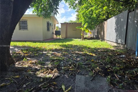 House in Hialeah, Florida 4 bedrooms, 194.82 sq.m. № 2012932 - photo 24