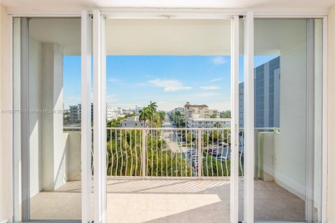 Condo in Bay Harbor Islands, Florida, 1 bedroom  № 1799525 - photo 8