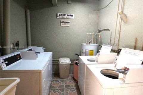 Condo in Miami, Florida, 1 bedroom  № 1947332 - photo 16