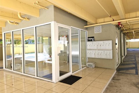 Condo in Miami, Florida, 1 bedroom  № 1947332 - photo 3