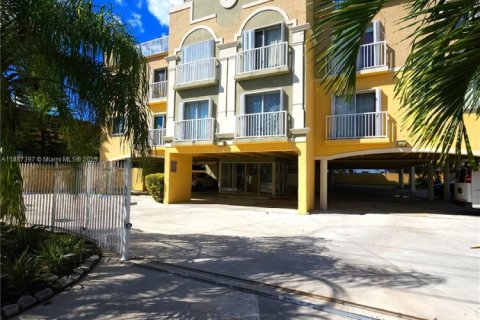 Condo in Miami, Florida, 1 bedroom  № 1947332 - photo 1