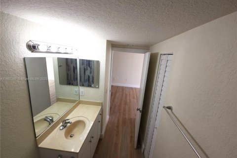 Condo in Miami, Florida, 1 bedroom  № 1947332 - photo 14