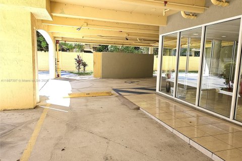 Condo in Miami, Florida, 1 bedroom  № 1947332 - photo 2