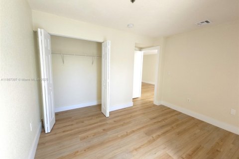 Condo in Miami, Florida, 1 bedroom  № 1947332 - photo 12
