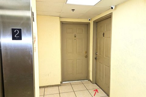 Condo in Miami, Florida, 1 bedroom  № 1947332 - photo 5