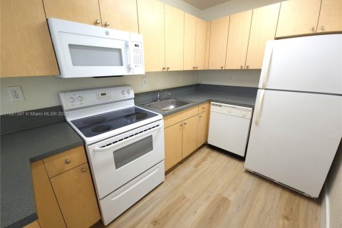 Condo in Miami, Florida, 1 bedroom  № 1947332 - photo 7