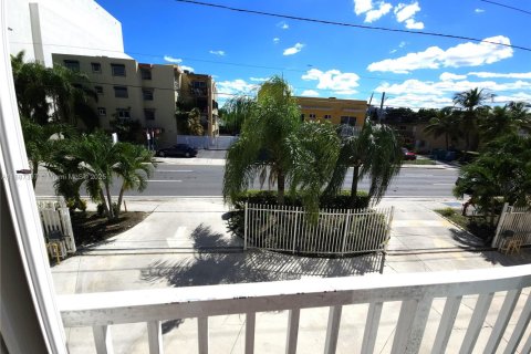 Condo in Miami, Florida, 1 bedroom  № 1947332 - photo 10