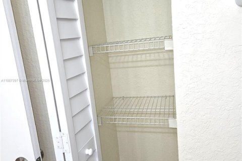 Condo in Miami, Florida, 1 bedroom  № 1947332 - photo 15