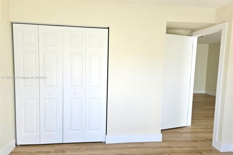 Condo in Miami, Florida, 1 bedroom  № 1947332 - photo 11