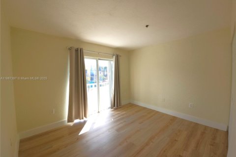 Condo in Miami, Florida, 1 bedroom  № 1947332 - photo 9