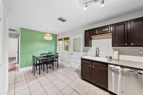 Villa ou maison à vendre à Tampa, Floride: 3 chambres, 94.39 m2 № 2215643 - photo 12