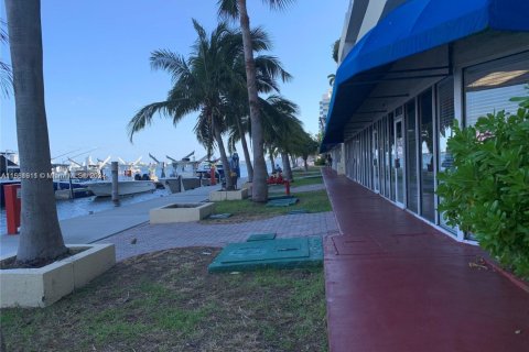 Commercial property in North Bay Village, Florida № 1945143 - photo 5