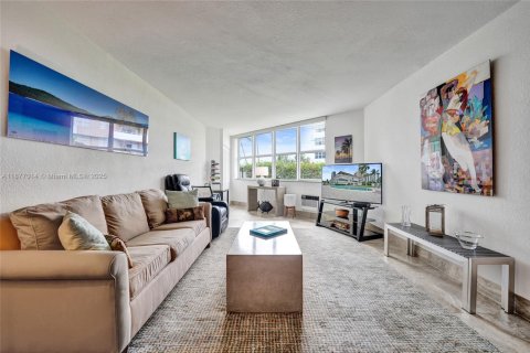 Copropriété à vendre à Hallandale Beach, Floride: 2 chambres, 107.12 m2 № 1921646 - photo 11