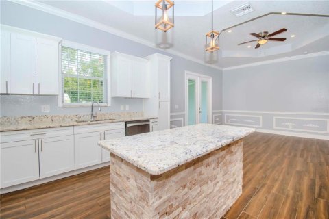 House in Tampa, Florida 4 bedrooms, 182.74 sq.m. № 1887019 - photo 9