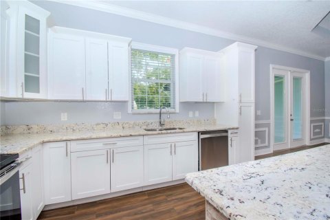 House in Tampa, Florida 4 bedrooms, 182.74 sq.m. № 1887019 - photo 10