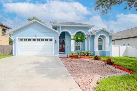 House in Tampa, Florida 4 bedrooms, 182.74 sq.m. № 1887019 - photo 1
