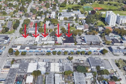 Commercial property in Miami, Florida № 1979001