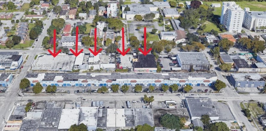 Commercial property in Miami, Florida № 1979001