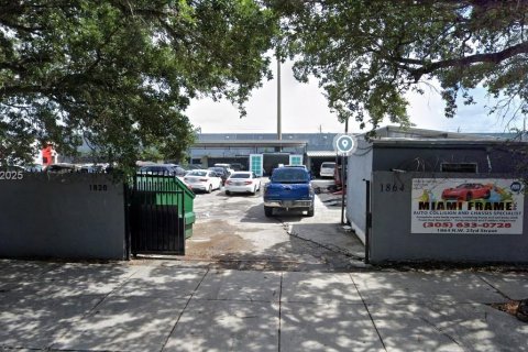 Commercial property in Miami, Florida № 1979001 - photo 6