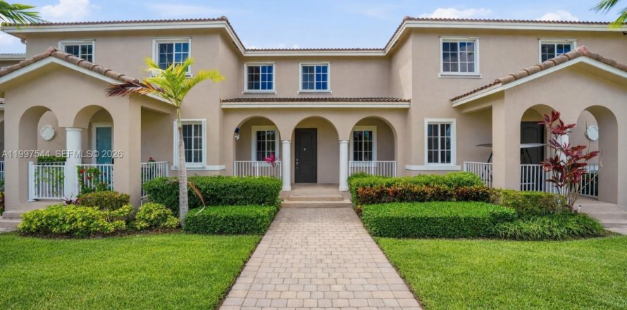 Townhouse in Homestead, Florida 2 bedrooms, 130.81 sq.m. № 2060771