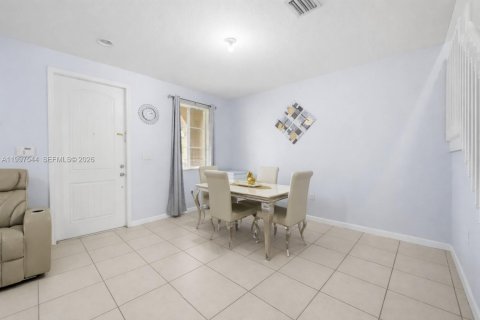 Townhouse in Homestead, Florida 2 bedrooms, 130.81 sq.m. № 2060771 - photo 13