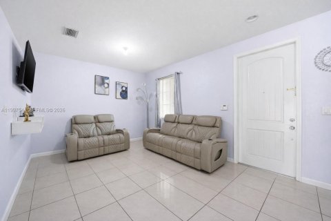 Townhouse in Homestead, Florida 2 bedrooms, 130.81 sq.m. № 2060771 - photo 15