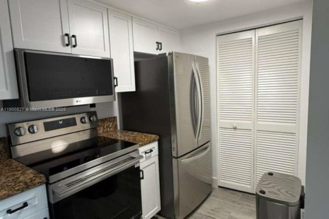 Condo in Miami Beach, Florida, 1 bedroom  № 2052850 - photo 3