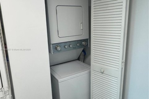 Condo in Miami Beach, Florida, 1 bedroom  № 2052850 - photo 10