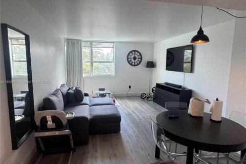 Condo in Miami Beach, Florida, 1 bedroom  № 2052850 - photo 9