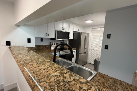 Condo in Miami Beach, Florida, 1 bedroom  № 2052850 - photo 4