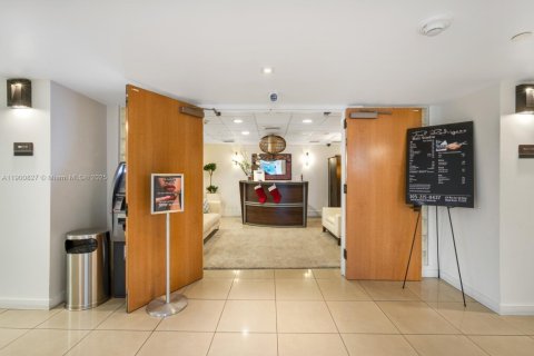 Condo in Miami Beach, Florida, 1 bedroom  № 2052850 - photo 17