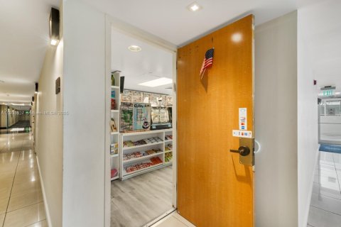 Condo in Miami Beach, Florida, 1 bedroom  № 2052850 - photo 21