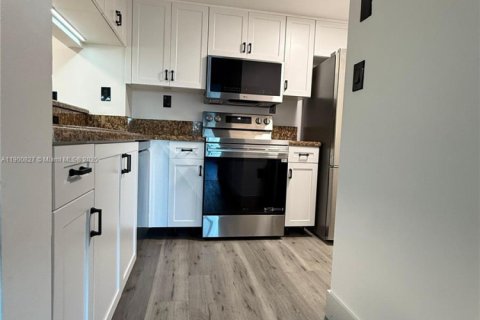 Condo in Miami Beach, Florida, 1 bedroom  № 2052850 - photo 2