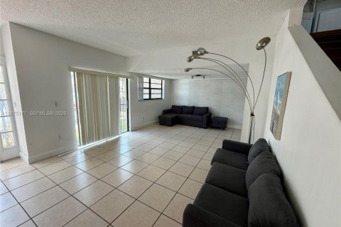 Townhouse in Miami, Florida 3 bedrooms, 149.67 sq.m. № 2040014 - photo 2