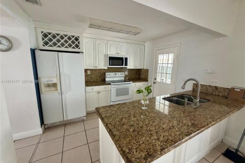 Townhouse in Miami, Florida 3 bedrooms, 149.67 sq.m. № 2040014 - photo 4