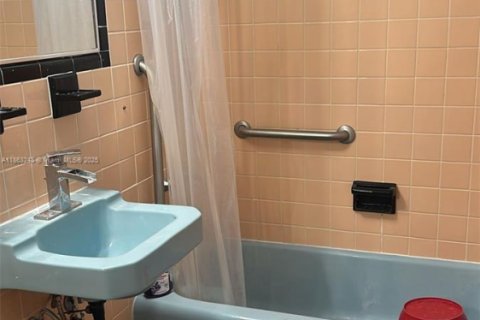 Condo in Miami Beach, Florida  № 1961725 - photo 8