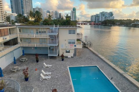 Condo in Miami Beach, Florida  № 1961725 - photo 1