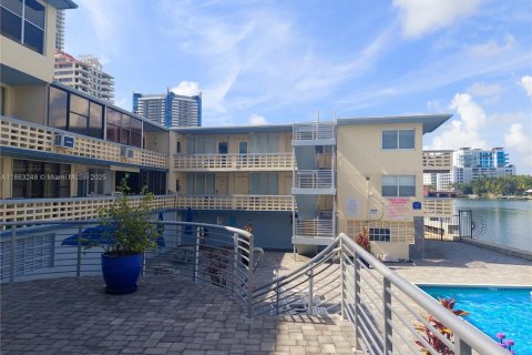 Condo in Miami Beach, Florida  № 1961725 - photo 16